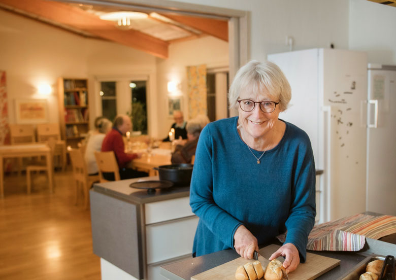 Kollektivhusföreningen Påängen har två matlag. En gång i veckan träffas Karin Jönsson de andra i torsdagsgänget och äter vegetariskt tillsammans. Foto: Jeanette Dahlström