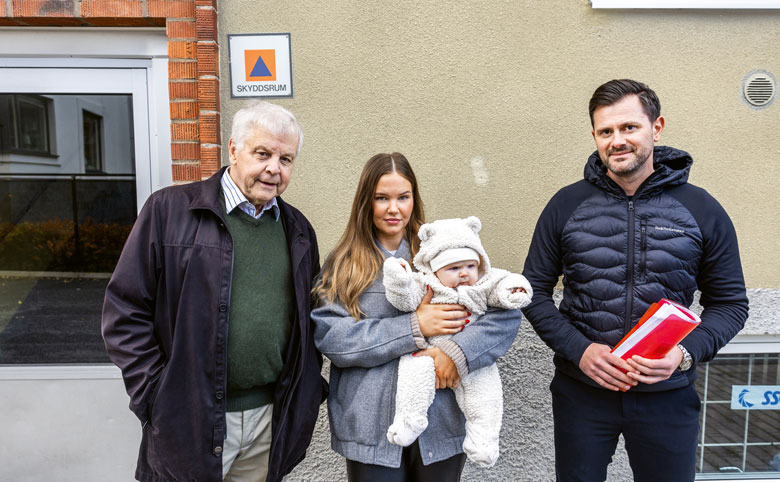 Brf Vasalundens boenden Arne Thorfinn, Maja Aldsjö, dottern Alma och Mirsad Masinovic utanför närmsta skyddsrum som ligger några fastigheter bort. Foto: Jeppe Gustafsson