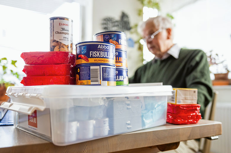 Genom samordning vill föreningens hemberedskapsgrupp skapa trygghet vid ett krisscenario. Fiskbullar, sardiner och värmeljus får var och en stå för själva.