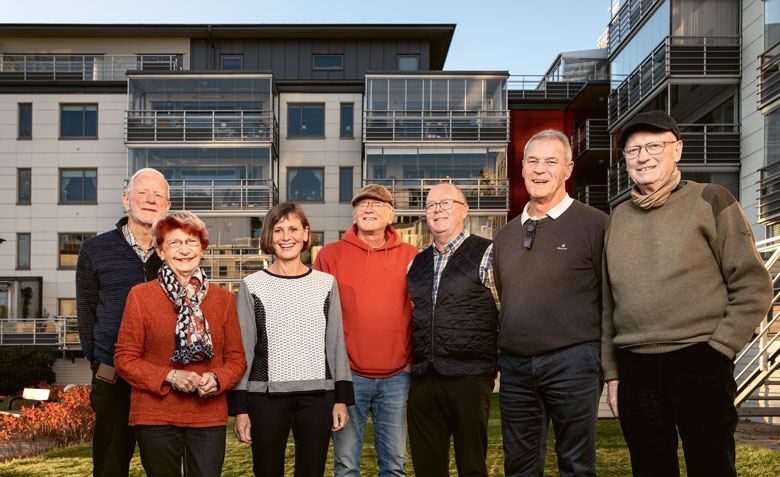 Nöjda boende i Brf Vänerparken som har bundet elpris i två år till. Från vänster Ingvar Hydrén, Nina Bjärnsund, Marianne Erwing, Stefan Bjelkholm, Ulf Olsson, Christer Börjesson, och Johnny Ekström. Foto: Sofia Sabel