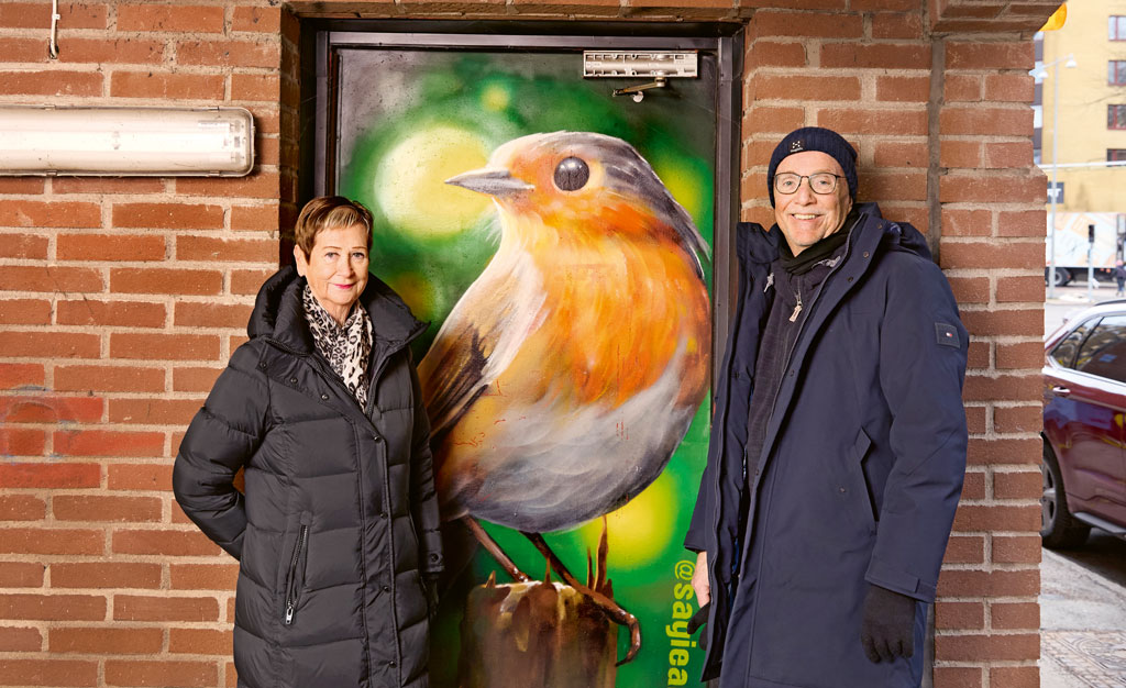 ”Konstverket har tillfört något speciellt till vår förening. Vi är alla väldigt stolta över vår fågel”, säger Kate Samuelsson som är vice ordförande i Brf Göteborgshus nr 2. Här tillsammans med ordförande Lennart Flood. Foto: Anna-Lena Lundqvist