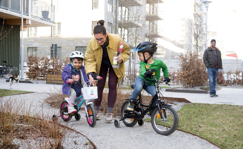 Syskonen Izzie och Luka Thepper bodde tidigare i ett radhus tillsammans med sina föräldrar Klara och Marcus. Nu bor de högst upp i ett av Brf Notuddsparkens hus och föräldrarna hoppas att hållbarhetsaspekten ska fungera som ett föredöme för barnen när de blir äldre. Foto: Jonas Bilberg