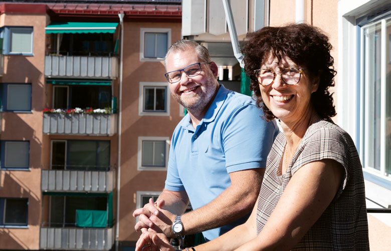 Brf Granegårdens ordförande Annika Hellström tillsammans med Robert Nilsson ansvarig för el- och solcellsfrågor i föreningen. Foto: Lisbet Spörndly