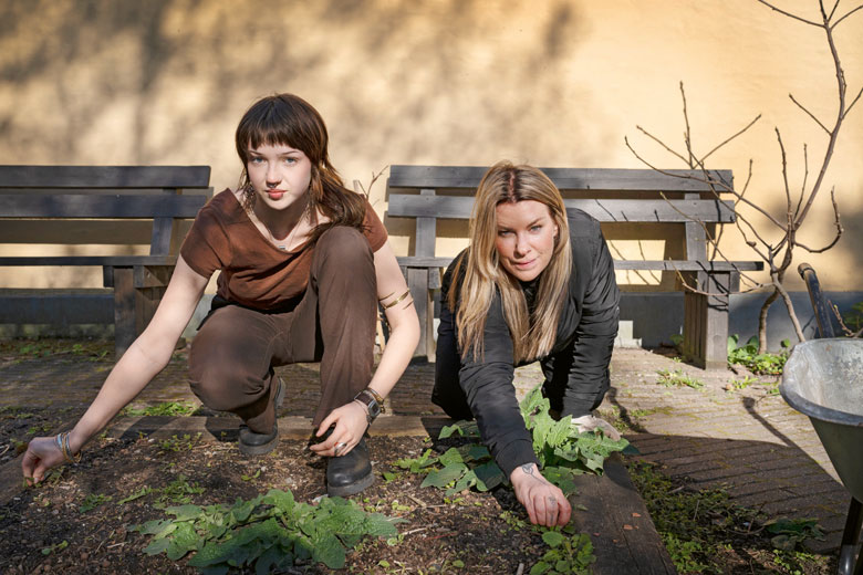 Pauline Bengtsson, ansvarar för Brf Kvarteret Östergårds sommarjobbare. Här med Vega Kestrup som gör sin sista sommar på gården. Foto: Johan Bävman.